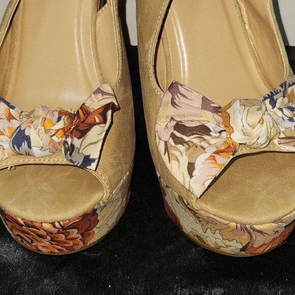 Tan Flower Wedge Open Toe Sandals Size 7.5 - Picture 10 of 11